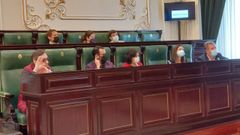 Goyo Revenga, a la izquierda, opt� por abstenerse en las dos mociones sobre la invasi�n de Ucrania que debati� el pleno de Pontevedra