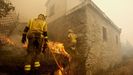 Personal de incendios tratando de sofocar el a�o pasado un incendio junto a las casas en la parroquia de Pombeiro, en Pant�n.