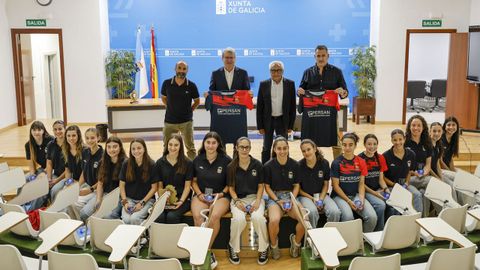 La atletas del Ourense recibieron una placa de la Xunta conmemorando su ascenso