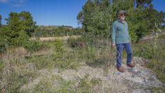 Manolo González, sobre la roca conocida como Pedra Furada, donde hace unos años había un vertedero.