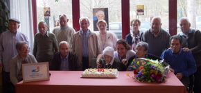 Carmen sopl� las velas de su cumplea�os rodeada de familiares y compa�eros de la residencia. 