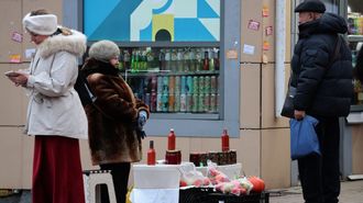 Una mujer ofrece sus productos en una calle comercial de Mosc�