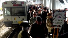 El tren de FEVE Pravia-Gijón, a su llegada a la estación, con la comitiva de SOS Tren Asturias