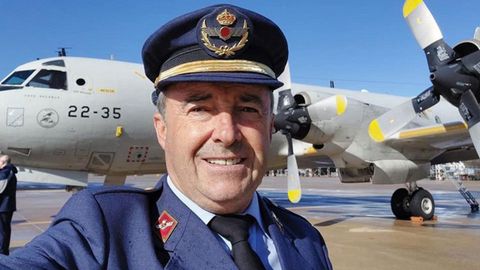 Manolo Gavín, ante una aeronave en la base de Morón de la Frontera, en donde ejerció hasta el 2020.