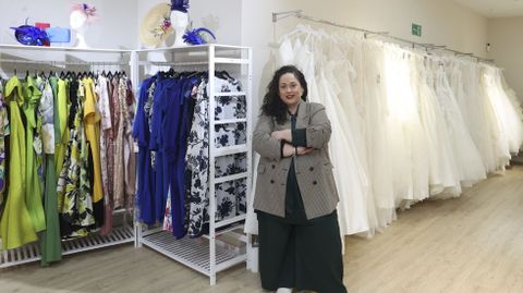 Isabel Villaverde en la tienda de Lovely by Isabelle, en Ames, dice que la clave de su xito es la pasin que ponemos y que estamos un poco piradas. Cuenta que las novias acuden a menudo a buscar su vestido con miedo a no verse bien y ven, adems de ilusin, mucha frustracin este proceso.