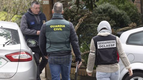 Fuerzas de seguridad espa�olas y francesas, el 10 de marzo del 2026, en Usurbil (Guip�zcoa), en una operaci�n contra el tr�fico de angulas en la que decomisaron 27 kilos y detuvieron a dos individuos.
