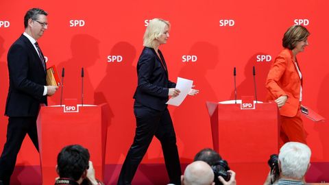 El partido ha optado por un tr�o para asumir las riendas de manera interina: Thorsten Sch�fer-G�mbel, Manuela Schwesig y Malu Dreyer