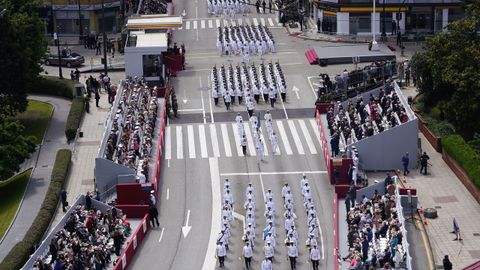 Vista del desfile del Da de las Fuerzas Armadas ante miles de ovetenses,