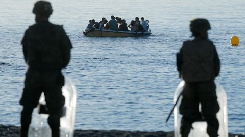 Legionarios vigilan la playa del Tarajal, Ceuta, cerca de la frontera entre Espa�a y Marruecos