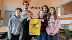 Los docentes Cristina Andrea Fern�ndez y Alejandro Rodr�guez con algunos de los alumnos del�CPR A Inmaculada Maristas de Lugo que participan en el Tour de las Mates.