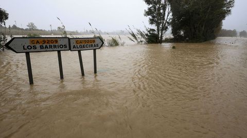 La carretera que conecta Algeciras con Los Barrios, cortada al tr�fico