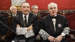 Los jueces Manuel Marchena (izquierda) y Pablo Llarena (derecha), en la toma de posesi�n de los 21 nuevos magistrados del Supremo, el 25 de febrero de este a�o.