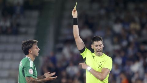 Antonio S�nchez mostrando amarilla a Escobar en la visita de la Ponferradina a A Malata. 