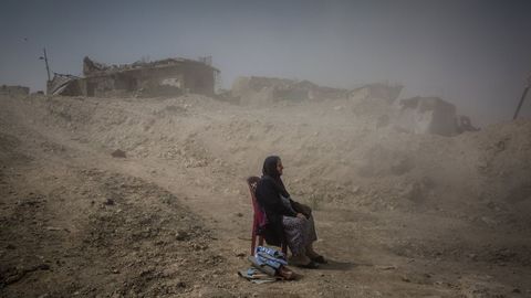 Fotograf�a cedida por la organizaci�n World Press Photo que muestra la imagen captada por el fot�grafo Ivor Prickett, ganador del primer premio de la categor�a �General News - Stories�. La foto muestra a Nadhira Aziz mientras observa a los trabajadores de la Defensa Civil iraqu� sacando los cuerpos de su hermana y sobrina de su casa en la Ciudad Vieja, donde fueron asesinadas por un ataque a�reo en Mosul, Irak, el 16 de septiembre del 2017. 