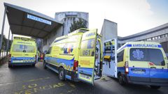 Ambulancias en la entrada del servicio de urgencias del Hospital Montecelo, en Pontevedra