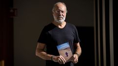 Fernando Cabezas Lefler, con el libro que acaba de publicar sobre los campamentos de refugiados del S&aacute;hara.