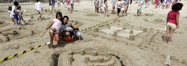Los concursos de castillos de arena son solo uno de los reclamos de la villa. 