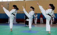 Isabel Sim�n, Alba Castro y Nerea Alamancos, durante un ejercicio de t�cnica.