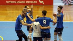 Los boirenses celebran un tanto en el partido de la primera vuelta ante el San Sadurni�o en A Cachada.