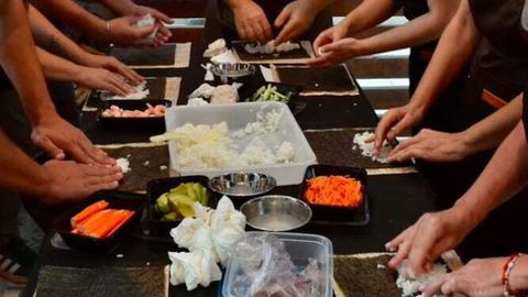 Imagen de uno de los talleres de preparaci�n de sushi, organizado por Florencia Montaner, creadora del proyecto Lume