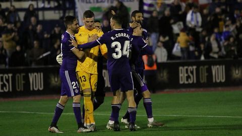 Lunin es felicitado por sus compaeros tras la victoria en penaltis ante el Marbella