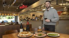 Aunque solo lleva abierto un par de meses, El Dieciocho ya cuenta con una clientela fiel que elige a diario un establecimiento donde trabajan m�s de una veintena de personas, entre ellas Suso Crespo (en la foto).