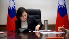 La presidenta taiwanesa Tsai Ing-wen habla por telfono con Donald Trump