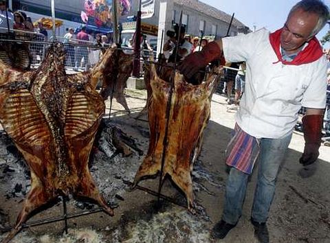 Los lotes de carneiros al espeto se sortear�n a eso de las dos de la tarde de hoy.