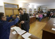 Celso Sotelo imponiendo la medalla del Concello a Ignacio G�mez.