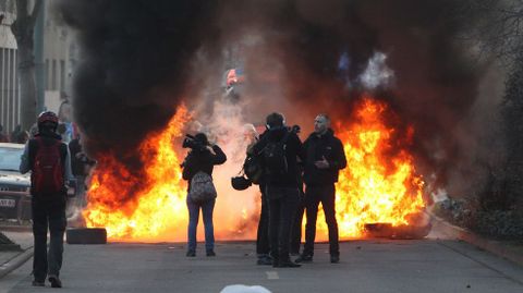 Las fuerzas de seguridad, por su parte, hicieron uso de caones de agua a presin para tratar de contener a los grupos de jvenes que, desde la madrugada pasada, haban empezado con unas acciones de protesta que, por momentos, sorprendieron por su virulencia a la polica.
