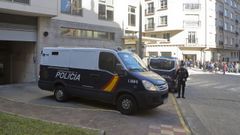 Furgones de la polic�a en los juzgados el pasado lunes. 