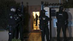 La Polic�a Nacional, en el domicilio de la pareja en la L�nea, donde se produjo el �ltimo crimen machista de enero