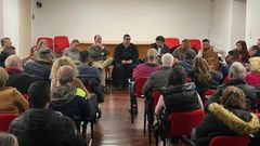 Imagen de la reuni�n del secretario general del PSOE provincial con el sector marisquero de Noia.
