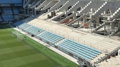 Butacas colocadas en las primeras filas de la grada de Gol del estadio de Bala�dos.