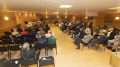 P�blico asistente � mesa redonda e, ao fondo, os participantes