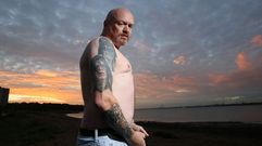 Dave Oldbury, cartero ingl�s de 47 a�os, luce sus tatuajes de �La Guerra de las Galaxias�.