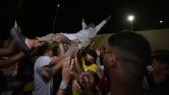 Un grupo de personas festejan la apertura de las fronteras de Espa�a y Marruecos en Ceuta