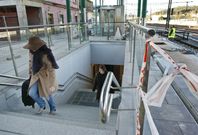 Las obras y la aver�a del ascensor complican los accesos al �nico anden que est� operativo. 