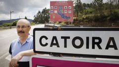 Jos� V�zquez, apoyado sobre el cartel que anuncia la entrada en Catoira, tras cruzar el puente despu�s de dos meses