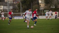 Hugo Losada conduce una accin de ataque del Noia en su ltimo choque en el Julio Mato.