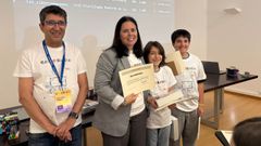 Javier Taibo, director de Tecn�pole, junto a los ganadores del CEIP Bibei.