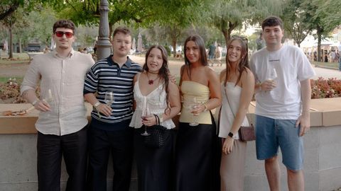 J�venes en la Feira do Vi�o de Monterrei.