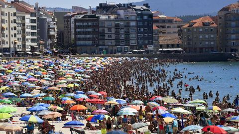 La playa de Silgar, en Sanxenxo, abarrotada durante un da caluroso de agosto.