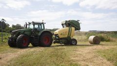 Imagen de archivo de un tractor recogiendo hierba