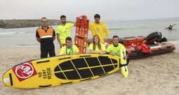 Iv�n Mu��o, jefe de Protecci�n Civil de Malpica, con sus compa�eros socorristas Brais Ruibal Lista, Miguel Rodr�guez Gonz�lez, Nerea Pastoriza Couto y Breog�n Varela Caama�o. En la imagen falta Pablo Balsa Balboa, que ayer tuvo jornada de descanso. 