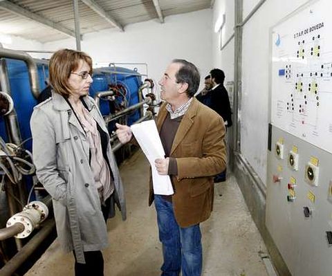 El alcalde y la delegada de la Xunta, durante la visita a la estaci�n de tratamiento en la que anunciaron la reforma.