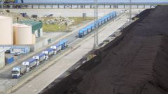 Terminal portuaria de Ferrol con carb�n para la central de As Pontes y los camiones, listos para transportarlo