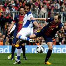 Diego Castro, que controla un bal�n ante la llegada de Jordi Alba, y Borja Fern�ndez, que disputa un esf�rico con Iniesta, son los dos gallegos del Getafe.