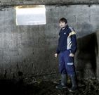 Jos� Luis muestra el hueco por el que huy� su hermano. 