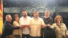 El alcalde de Outes, Francisco Calo, tras alzarse con el bast�n de mando el pasado mes de febrero.